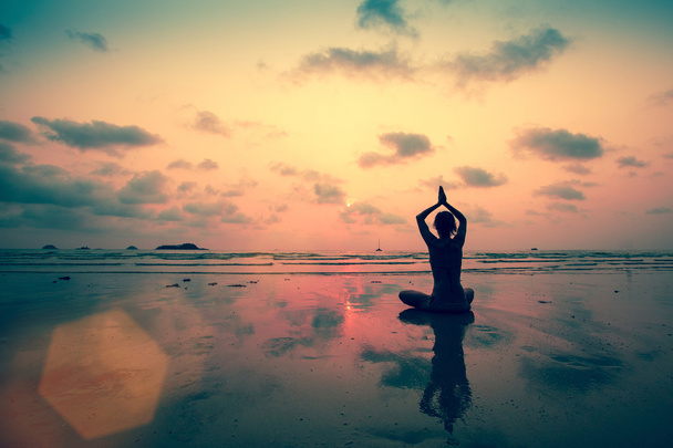 Silhouette Fiatal nő gyakorló jóga - Fotó, kép