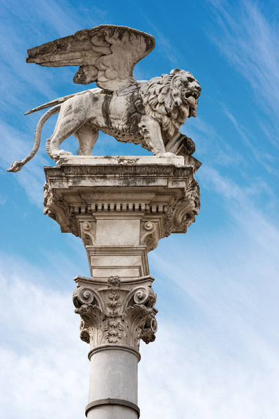 Μαρμάρινο άγαλμα του φτερωτού λιονταριού του Αγίου Μάρκου, σύμβολο του ευαγγελιστή, της Ενετικής Δημοκρατίας και της περιοχής του Βένετο. Piazza dei Signori, Padua, Ιταλία, Ευρώπη.  - Φωτογραφία, εικόνα