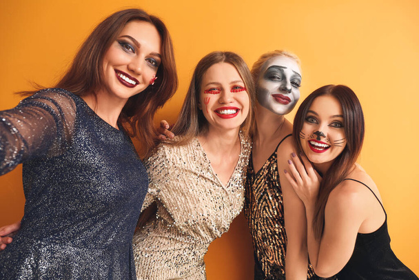 Ystävät Halloween puvut ottaen selfie väri tausta - Valokuva, kuva