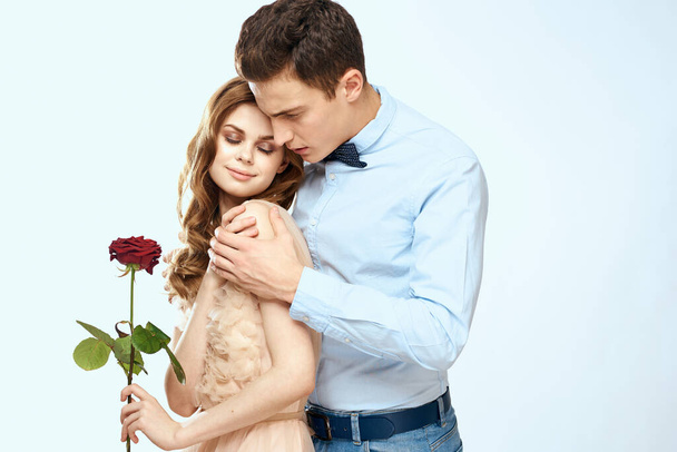 Joven pareja abraza romance citas estilo de vida relación luz fondo rojo rosa - Foto, Imagen