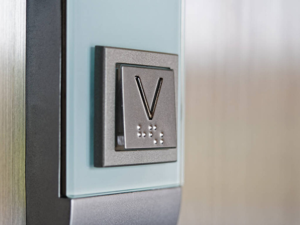 Braille Felvonó lift Menj le szimbólum Vak kommunikáció Jelzőtábla a középületben - Fotó, kép