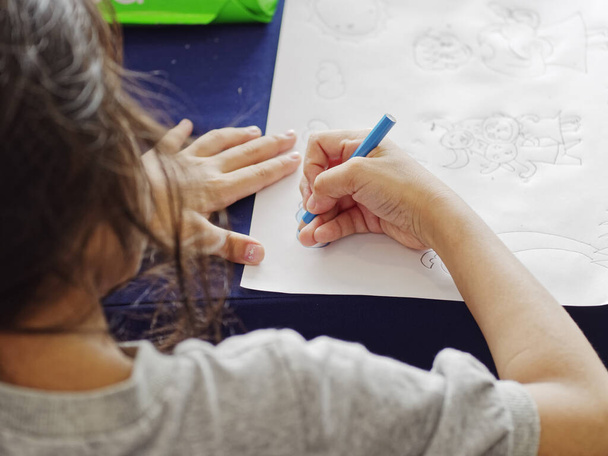 Gyermek rajzol képet Kéz színes ceruza Haza iskola Művészeti lecke Oktatás  - Fotó, kép