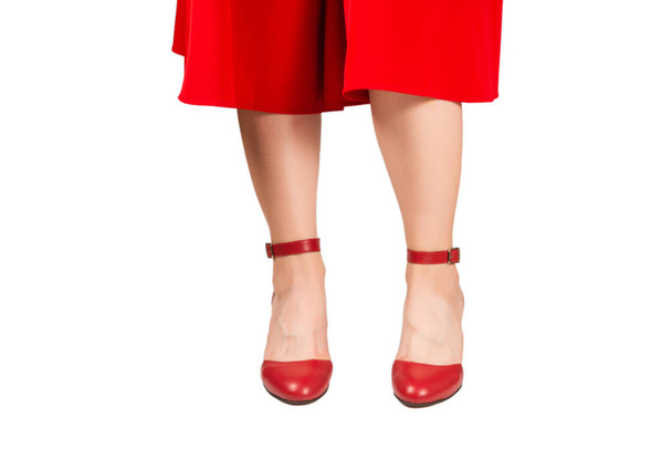 Mulher em vestido vermelho e em sandálias vermelhas retro nos saltos isolados no fundo branco.  - Foto, Imagem