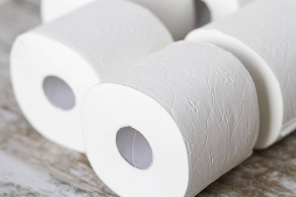 Rollos de papel higiénico apilados en casa - Foto, Imagen