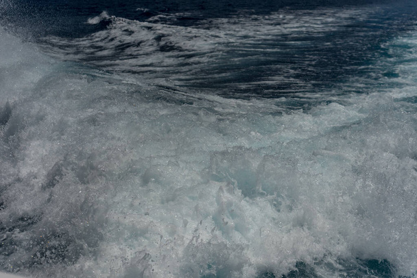 Європа, Італія, Cinque Terre, Монтероссо, людина, що їде на хвилях на поверхні води. - Фото, зображення