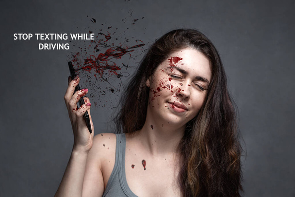 事故、保険イベント、ホイールでの注意の概念は、「運転中に気を取られることはありません。若い女性が血のついた携帯電話を持っている。テキスト. - 写真・画像