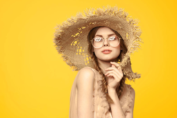 Retrato mujer en sombrero de paja sobre fondo amarillo recortado vista de verano vestido modelo coletas romance - Foto, Imagen