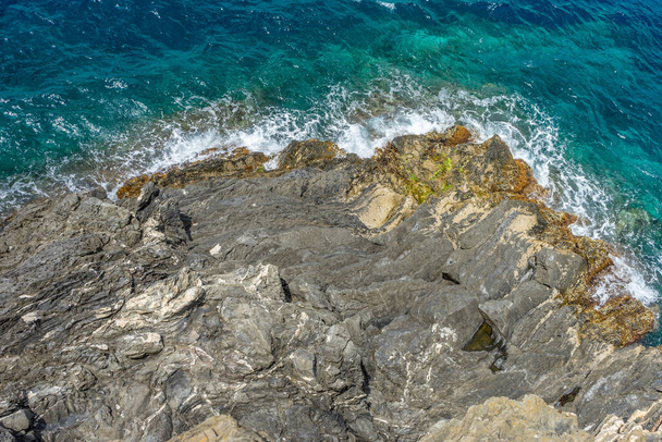 Europa, Itália, Cinque Terre, Manarola, ALTA VISTA DE ROCKS ON BEACH - Foto, Imagem