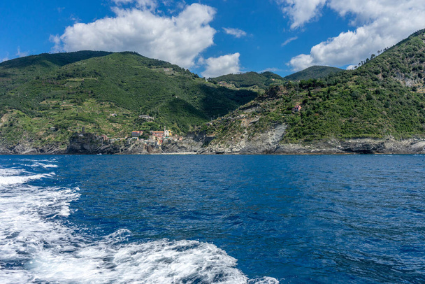 Європа, Італія, Cinque Terre, Монтероссо, водойма з горою на задньому плані. - Фото, зображення