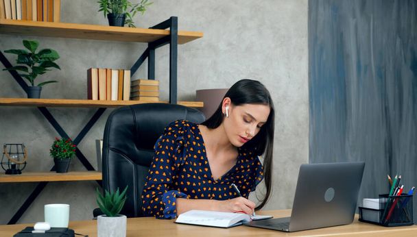 Mujer en la oficina en el hogar estudiando videollamada en línea con tutor, educación a distancia - Foto, imagen