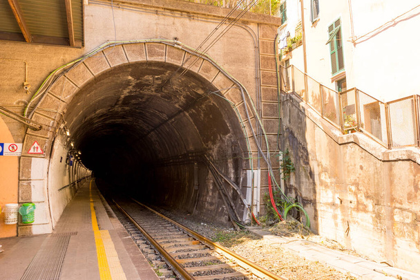 Europa, Italia, Cinque Terre, Vernazza, un túnel en una ciudad - Foto, Imagen