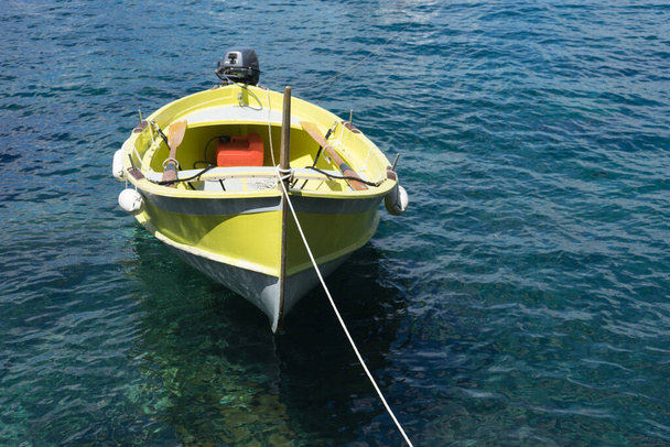 Європа, Італія, Cinque Terre, Манарола, маленький човен у воді - Фото, зображення