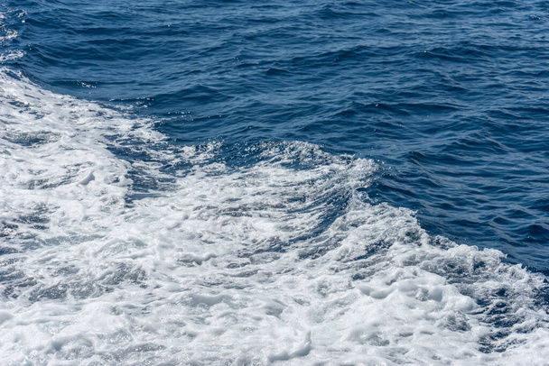 Itália, Cinque Terre, Riomaggiore, ondas de espuma brancas no oceano - Foto, Imagem
