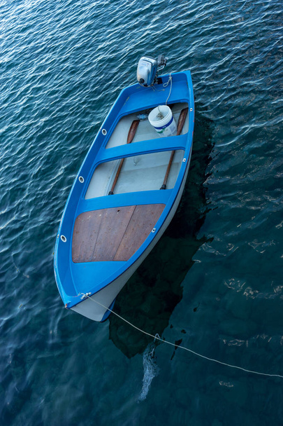 Avrupa, İtalya, Cinque Terre, Monterosso, bir su kütlesindeki küçük bir tekne. - Fotoğraf, Görsel