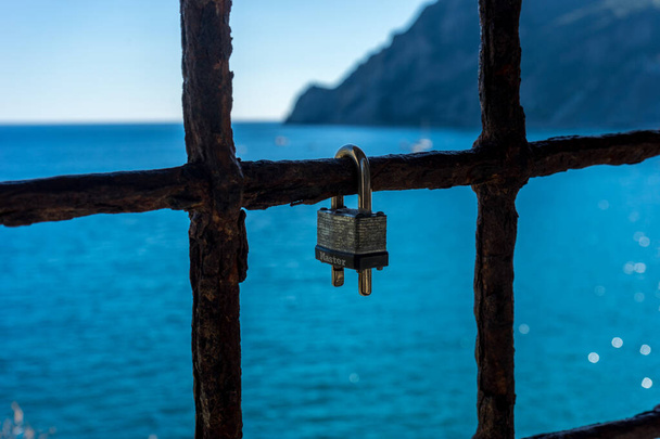 Eurooppa, Italia, Cinque Terre, Monterosso, vesistö meren rannalla - Valokuva, kuva