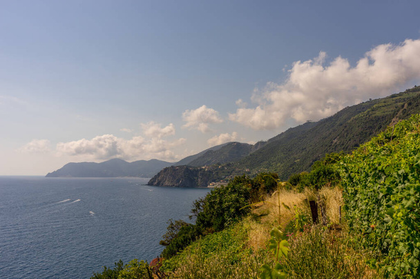 Europa, Włochy, Cinque Terre, Manarola, duży zbiornik wodny z górą w tle - Zdjęcie, obraz