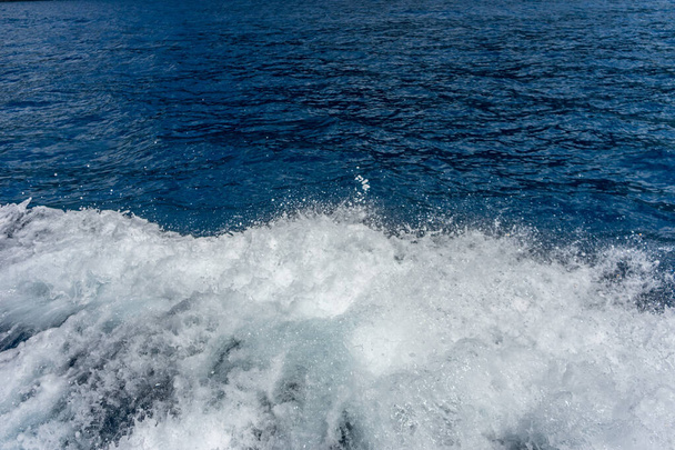 Europe, Italy, Cinque Terre, Monterosso, um homem que monta uma onda em cima de um corpo de água - Foto, Imagem