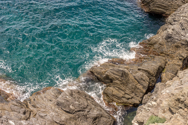 Európa, Olaszország, Cinque Terre, Manarola, MAGAS ANGLE VIEW OF ROCKS IN SEA - Fotó, kép