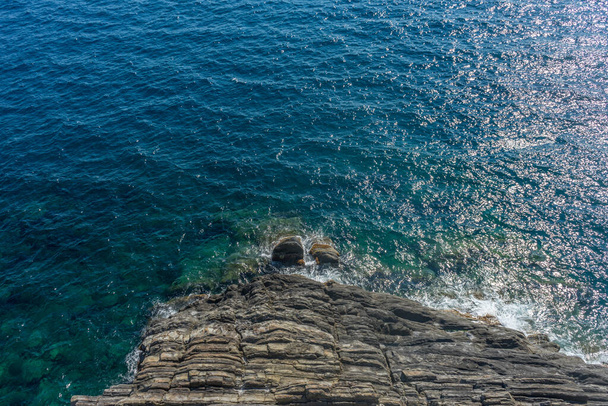 Італія, Cinque Terre, Манарола, стрімкий схил над океаном Італійська Рів "єра. - Фото, зображення