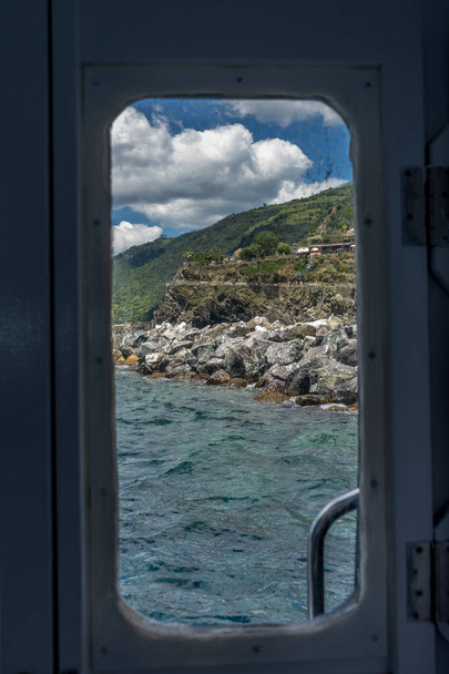 Ευρώπη, Ιταλία, Cinque Terre, Monterosso, θέα σε παράθυρο πόρτας αυτοκινήτου - Φωτογραφία, εικόνα