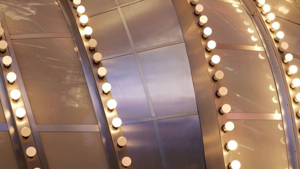 古いファッション電気ランプが点滅し、夜に輝く。ラスベガス、米国で輝くレトロなカジノの装飾の要約。照明されたヴィンテージスタイルの電球がフリーモント通りに輝く. - 写真・画像