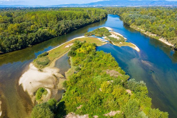 Вигляд згори на гравію на річці Сава поблизу Загреба. - Фото, зображення