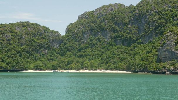 Grupo de islas en el océano en el Parque Marino Nacional Ang Thong cerca del turístico complejo tropical Samui Paradise. Archipiélago en el Golfo de Tailandia. Fondo natural de mar turquesa idílico, espacio de copia - Foto, imagen