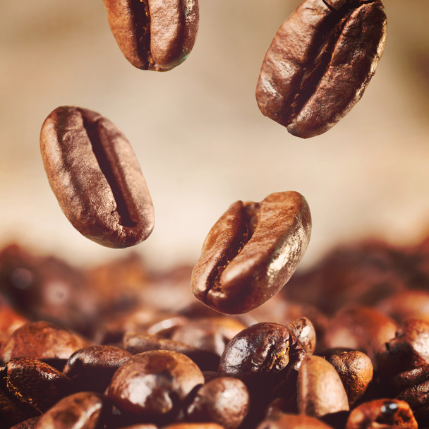 coffee beans is falling down - Foto, afbeelding