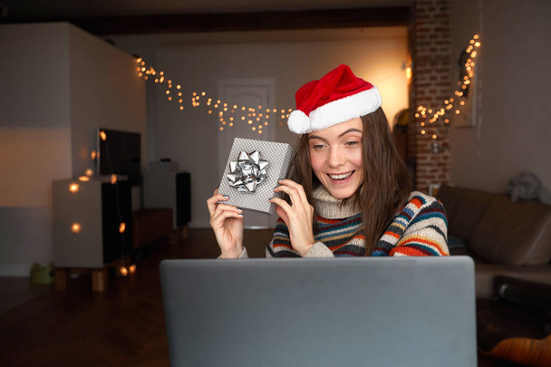 Onnellinen nainen tekee videopuhelun joulujuhlan aikana - Valokuva, kuva