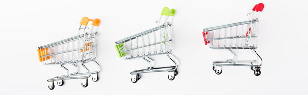 Panoramatická orientace hraček nákupních vozíků na bílém pozadí - Fotografie, Obrázek