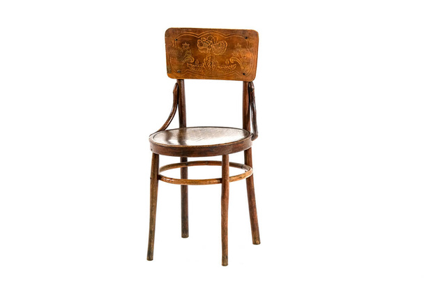 Антикварный стильный деревянный стул на белом фоне. Высокое качество фото - Фото, изображение