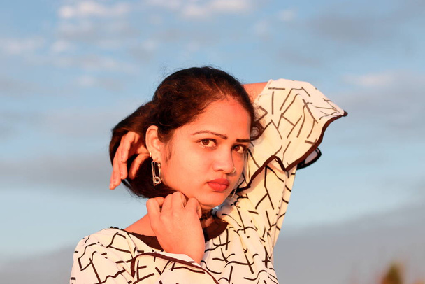 hlava záběr portrét indického mladého věku modelka žena pózuje - Fotografie, Obrázek