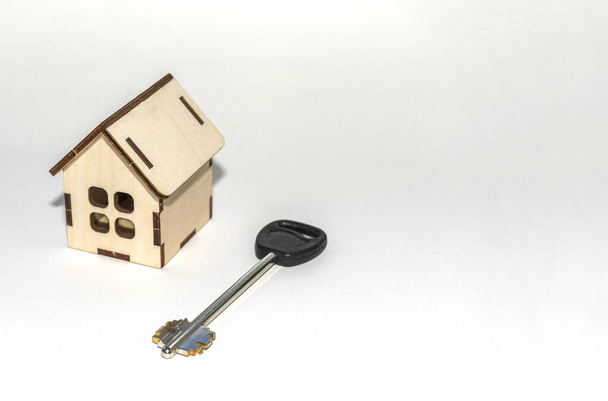 Маленький домик с ключом. Концепция покупки собственного дома. Защита Вашего имущества - Фото, изображение