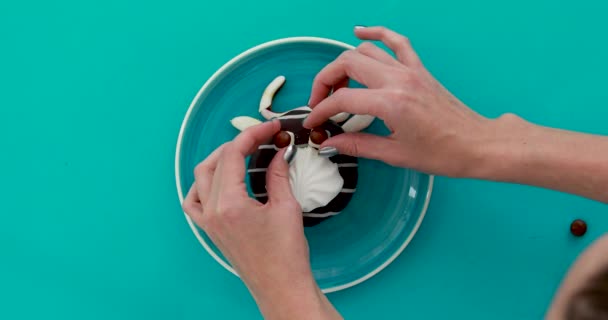 Profesional cocinero manos añadir dulces en el postre de forma de vaca - Imágenes, Vídeo