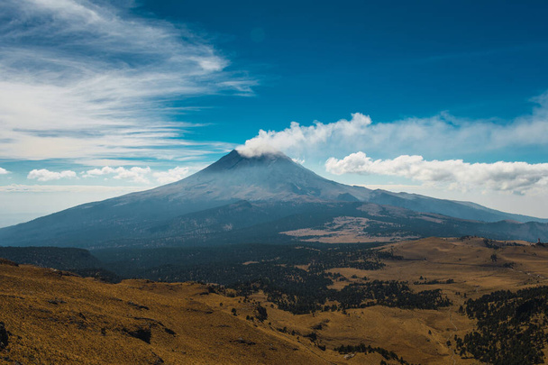 A View of the popopocatepetl volcano on the slopes of iztaccihuatl - Фото, изображение