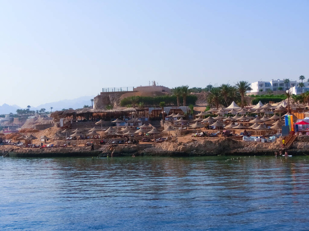 Шарм-эль-Шейх, Египет - 9 сентября 2020 года: Вид из моря отеля Jaz Fanara Resort 4 в Шарм-эль-Шейхе, Египет 9 сентября 2020 года - Фото, изображение