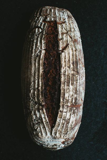 A vertical shot of a fresh bread with rye wholemeal full sight cheat - Foto, afbeelding