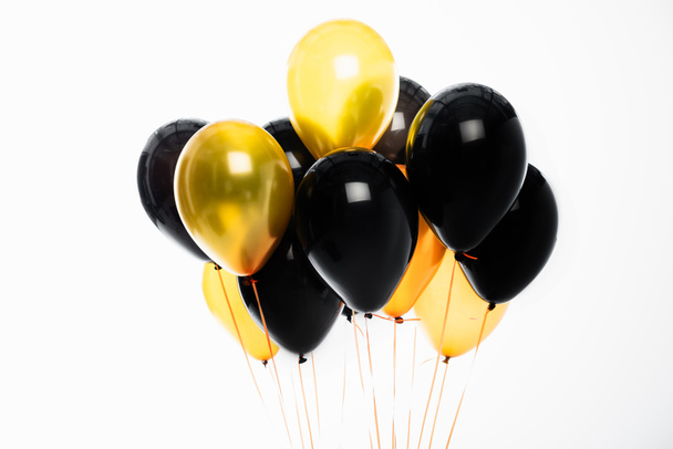 Slavnostní černé a zlaté balónky izolované na bílé  - Fotografie, Obrázek