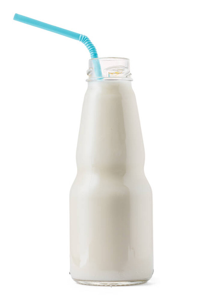 Γυάλινη κούπα γάλα με καλαμάκι απομονωμένο σε λευκό - Φωτογραφία, εικόνα