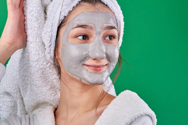 Gros plan jeune femme mignonne avec masque facial spa. - Photo, image