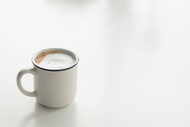 Крупним планом старовинна чашка гарячої лате кави на білому старовинному столі, кава з молоком
. - Фото, зображення