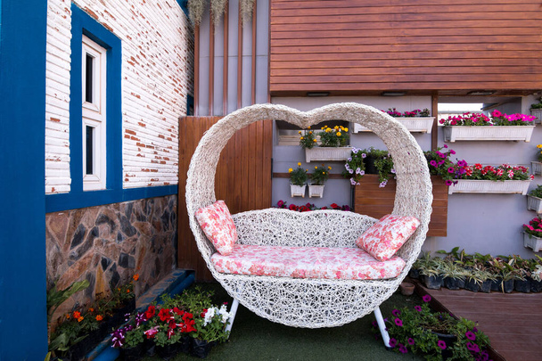 庭の装飾のトップビューヴィンテージの白い椅子ヨーロッパスタイル. - 写真・画像