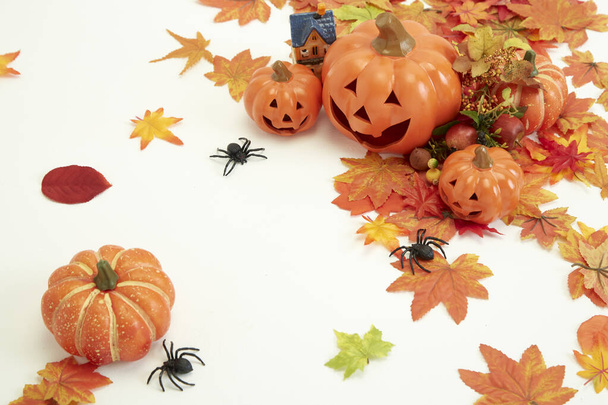 Feliz Halloween decorar calabaza y Jack o Linternas con hojas de otoño en la mesa de madera blanca para su texto de Halloween vacaciones - Foto, imagen