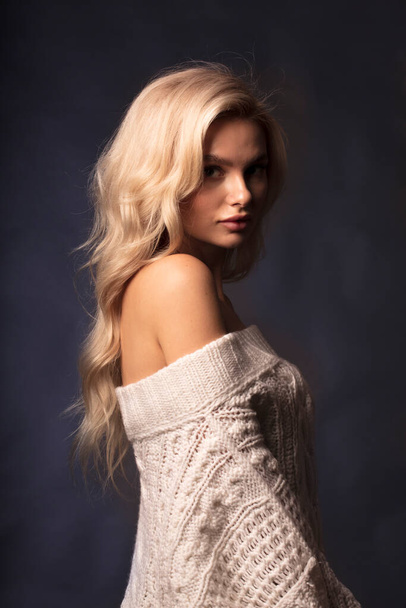 Blond włosy kobieta model pozowanie przed kamerą  - Zdjęcie, obraz