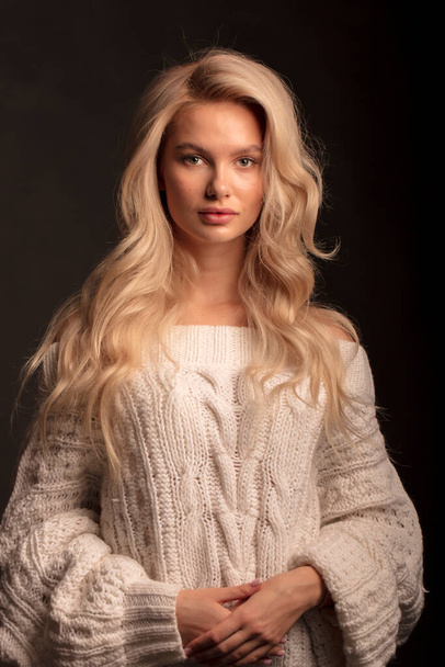 Блондинка волосся жіноча модель позує на камеру
  - Фото, зображення