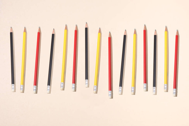 linha de lápis de cores diferentes em um fundo de papel bege com espaço de cópia para o seu texto - Foto, Imagem