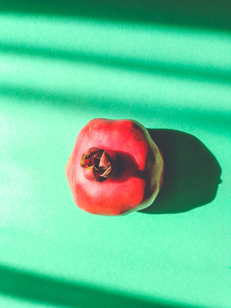 Kypsä granaattiomena vihreällä pohjalla - Valokuva, kuva