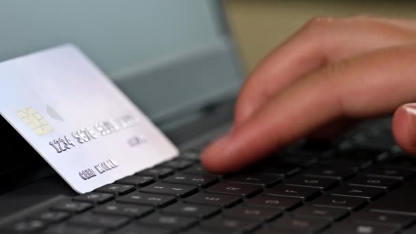 Online αγορές Cyber Δευτέρα χέρια που κατέχουν χρησιμοποιώντας internet banking με πιστωτική κάρτα για την πραγματοποίηση συναλλαγών πληρωμής με τραπέζι laptop - Πλάνα, βίντεο