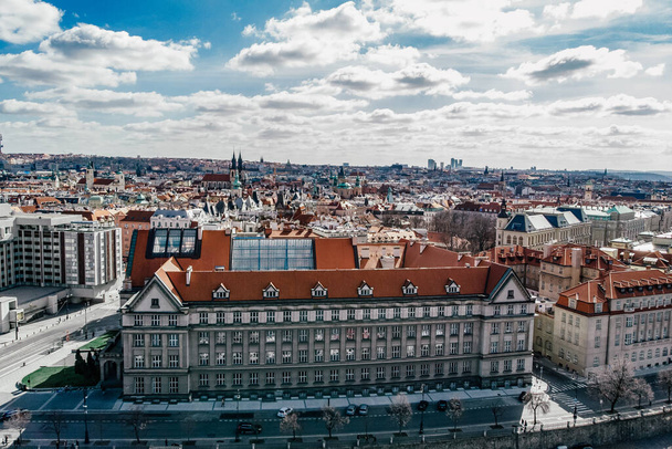 Widok na Pragę. Szczegóły Pragi na Starym Mieście. Czechy. Strzał z powietrza - Zdjęcie, obraz