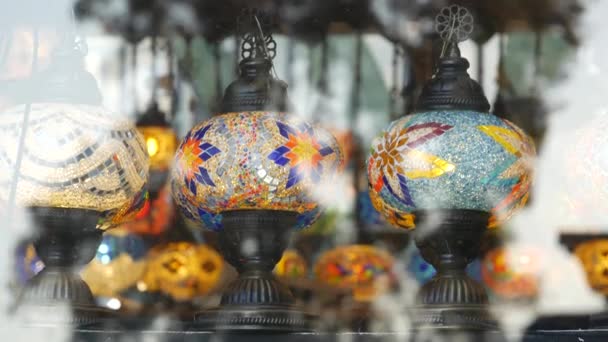 Camdan parlayan Türk lambaları rengarenk. Arapça çok renkli otantik retro tarzı ışıklar. Birçok aydınlanmış Fas fenerleri. Doğu İslami Orta Doğu Dekoru. Parlak halk mağazası - Video, Çekim